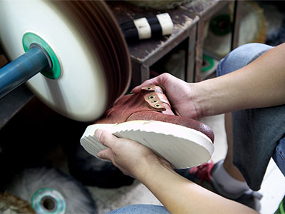 想知道皮鞋常用原料皮的性能特征吗，杰华仕鞋子厂家为您解惑
